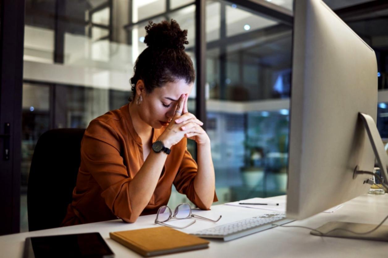 Étudiant travaillant sur un projet mobile