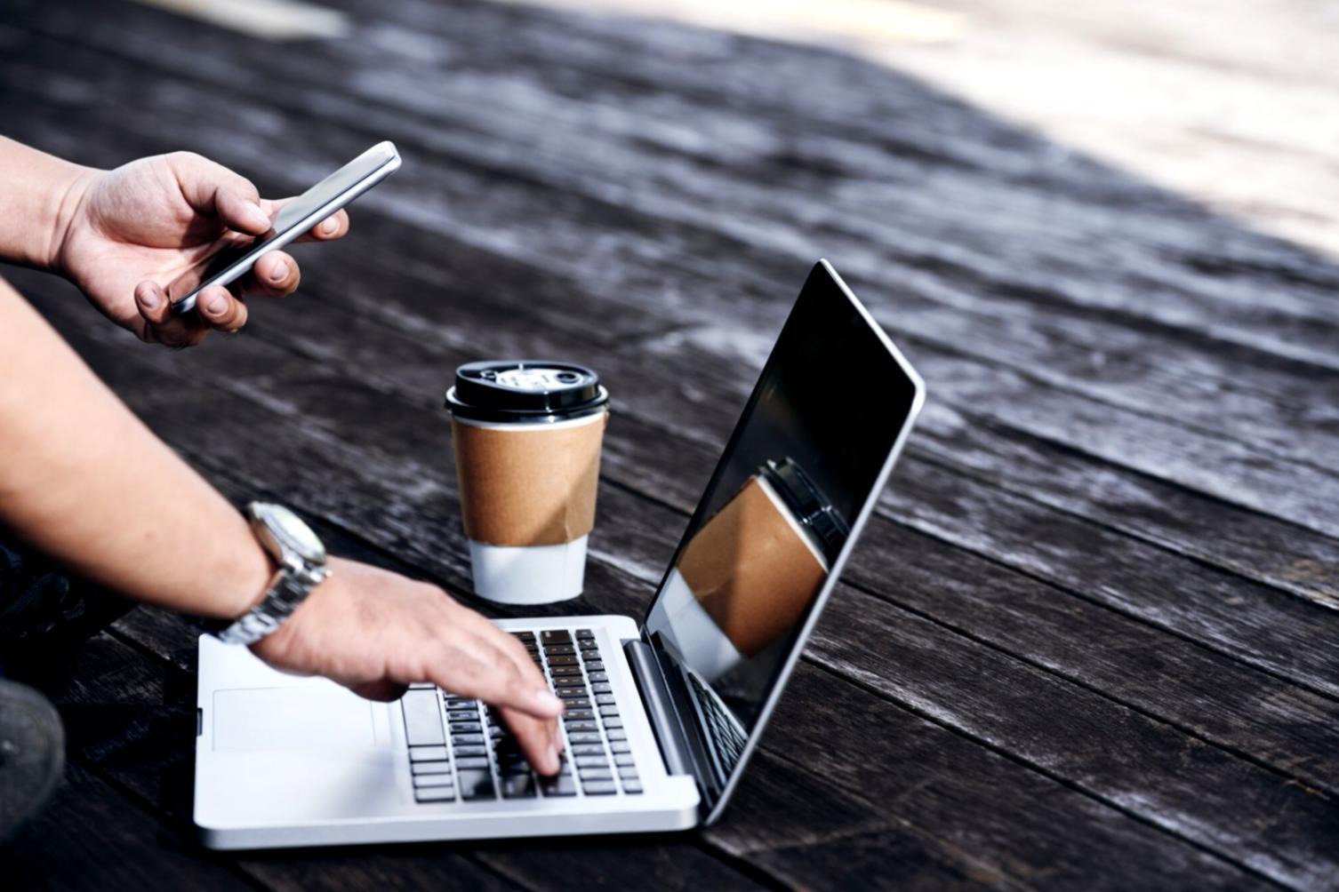 Espace de travail moderne avec ordinateur et matériel de design